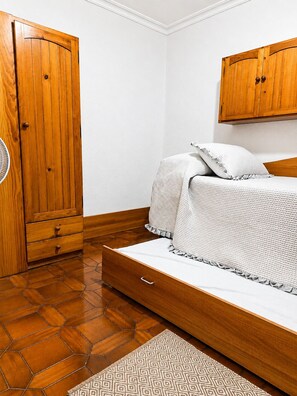 Een strijkplank/strijkijzer, wifi, beddengoed