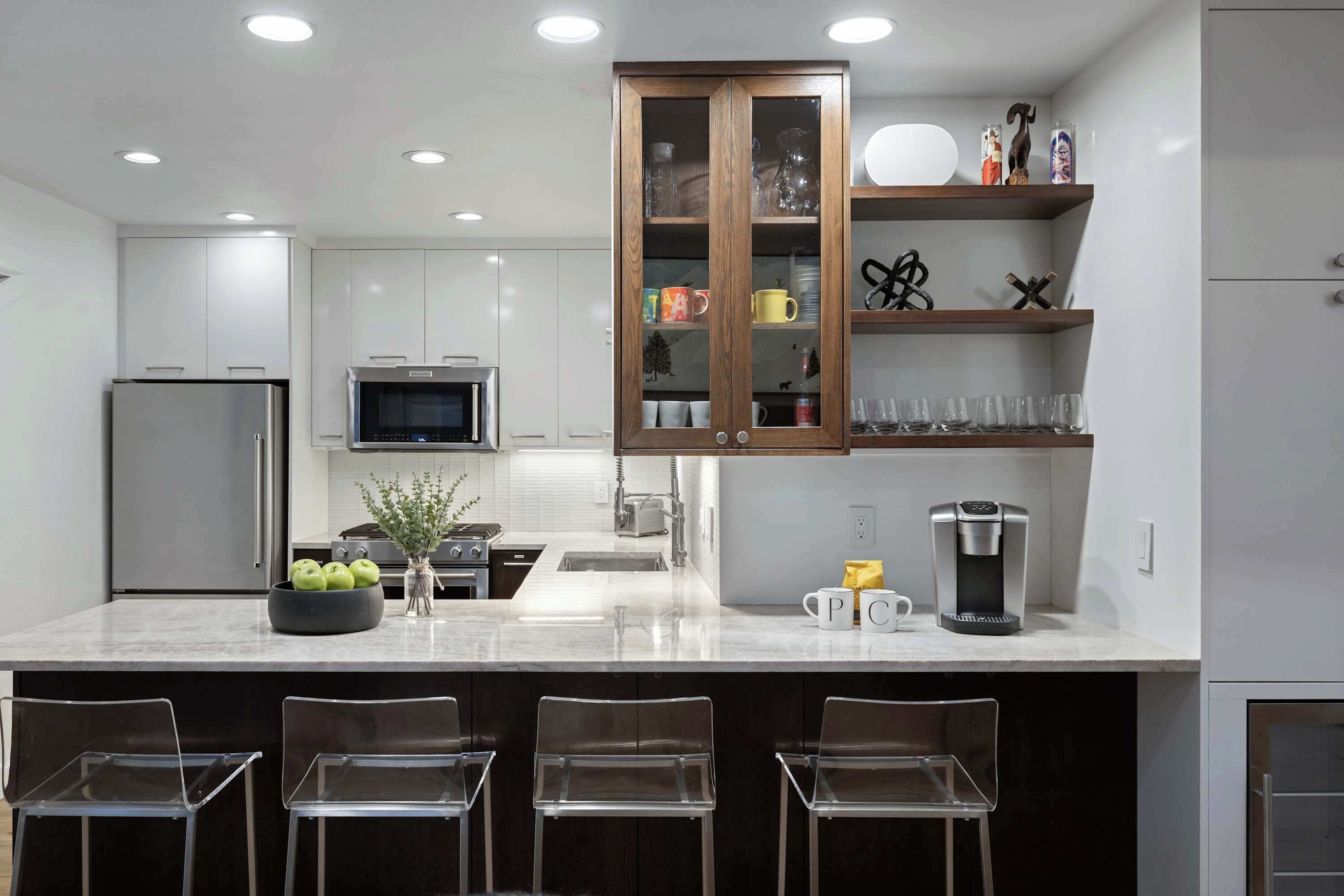 Coffee/tea maker, fridge, microwave, oven