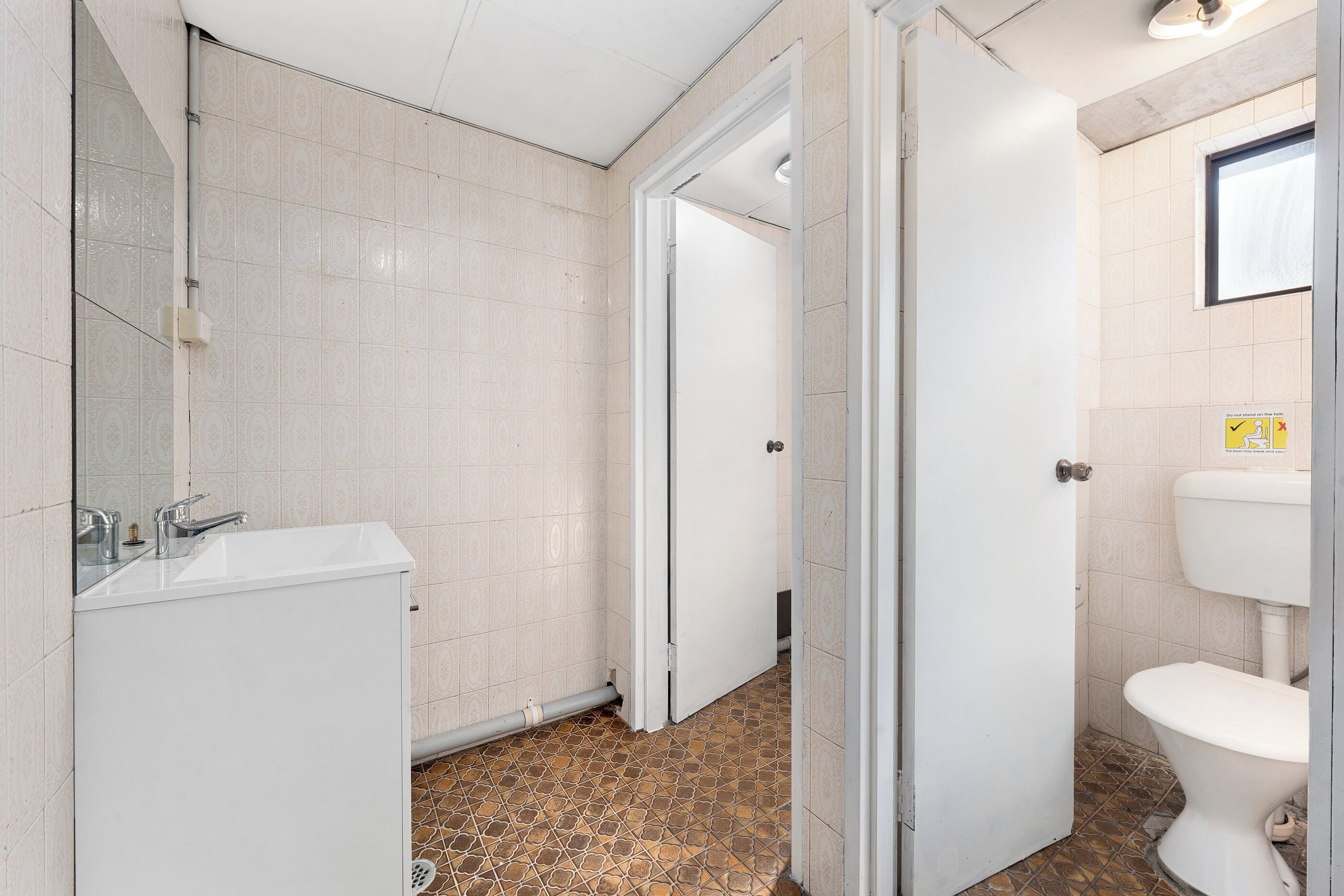 Towels, soap, shampoo, toilet paper