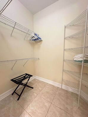 A laundry room with metal shelving units, a drying rack, and a tiled floor. - Villa Memories - Cape Coral (Cape Coral)
