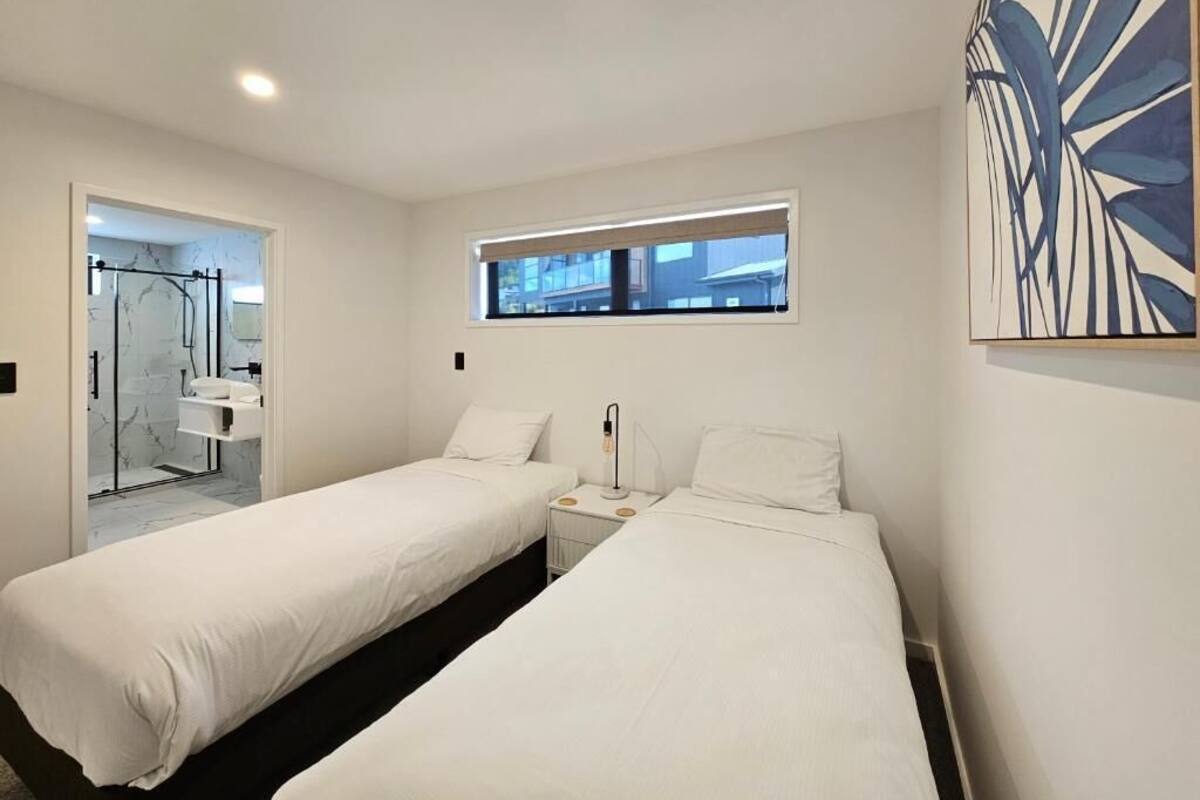Cortinas blackout, tabla de planchar con plancha y wifi gratis 