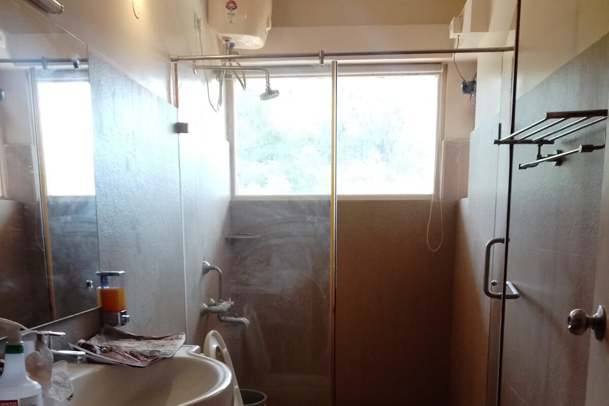 Un baño pequeño con lavamanos, inodoro y ducha.