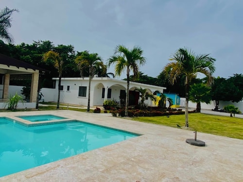 Spacious 4BR Retreat in El Limón  Mins to Waterfall & AC