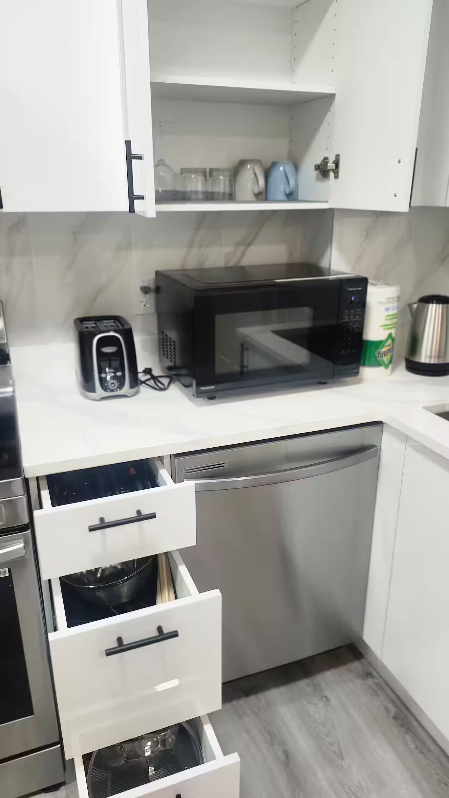 Keittiössä on mikroaaltouuni, leivänpaahdin ja astianpesukone.