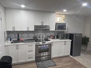 Private kitchen - Cozy spacious1 bedroom basement apartment with free parking on premises (Milton)