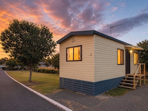 Superior 2BR Cabin Pet Friendly Sleeps 4 | View from room - Dubbo Holiday Park (Dubbo)