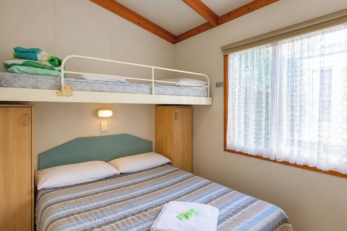 Deluxe 2 Bedroom Cabin - Sleeps 5