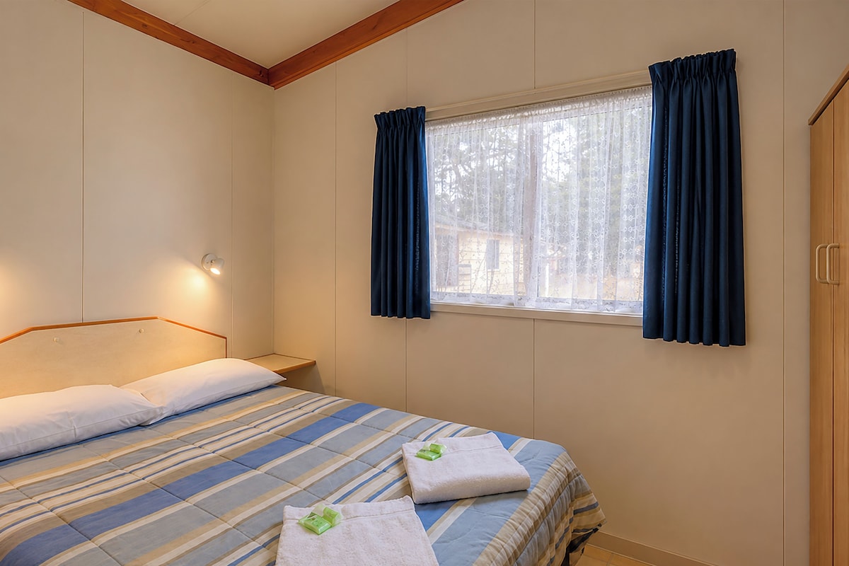 Superior 2BR Cabin Pet Friendly Sleeps 4