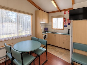 Deluxe 2 Bedroom Cabin - Sleeps 5 | Dining room - Dubbo Holiday Park (Dubbo)