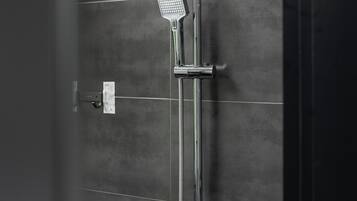 Ducha moderna con cabezal de ducha manual y cabezal de ducha fijo en la pared.