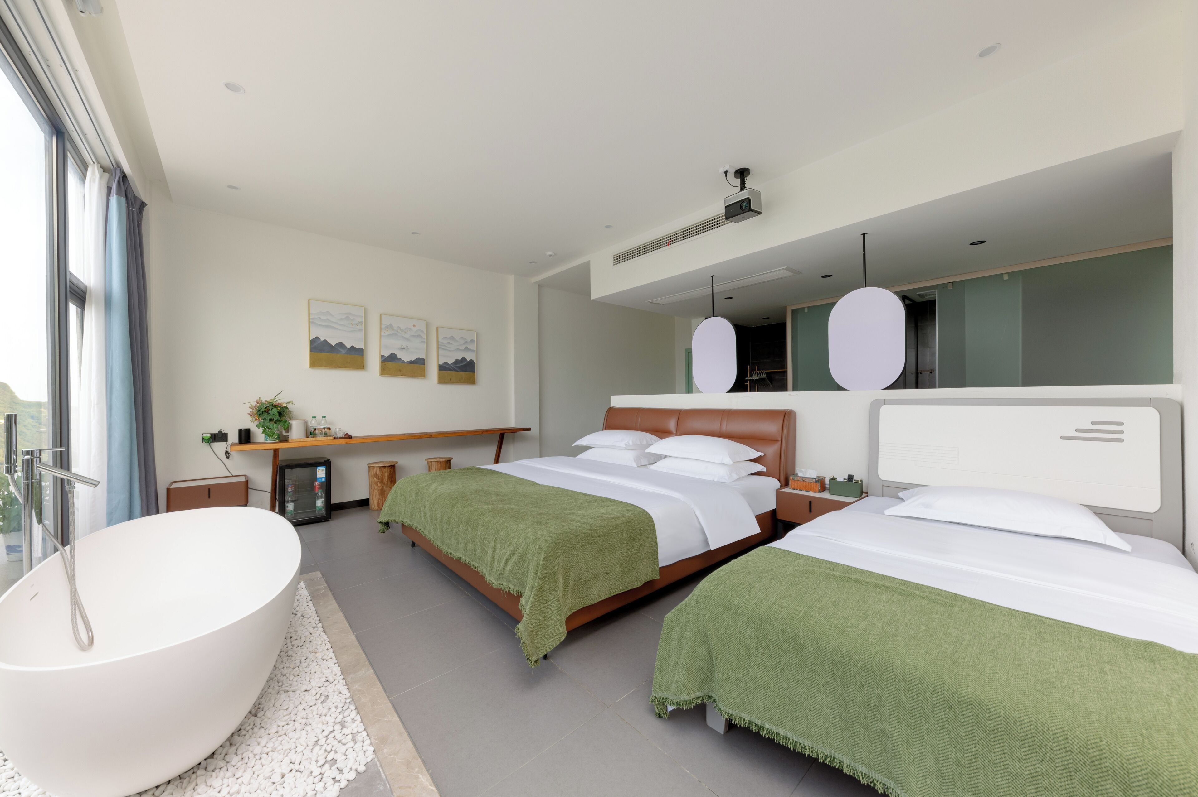 Une chambre moderne avec deux lits, une grande baignoire et un petit réfrigérateur.