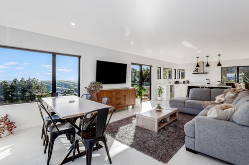 Private Spa, Harbour Views & Trails – Piri's Place