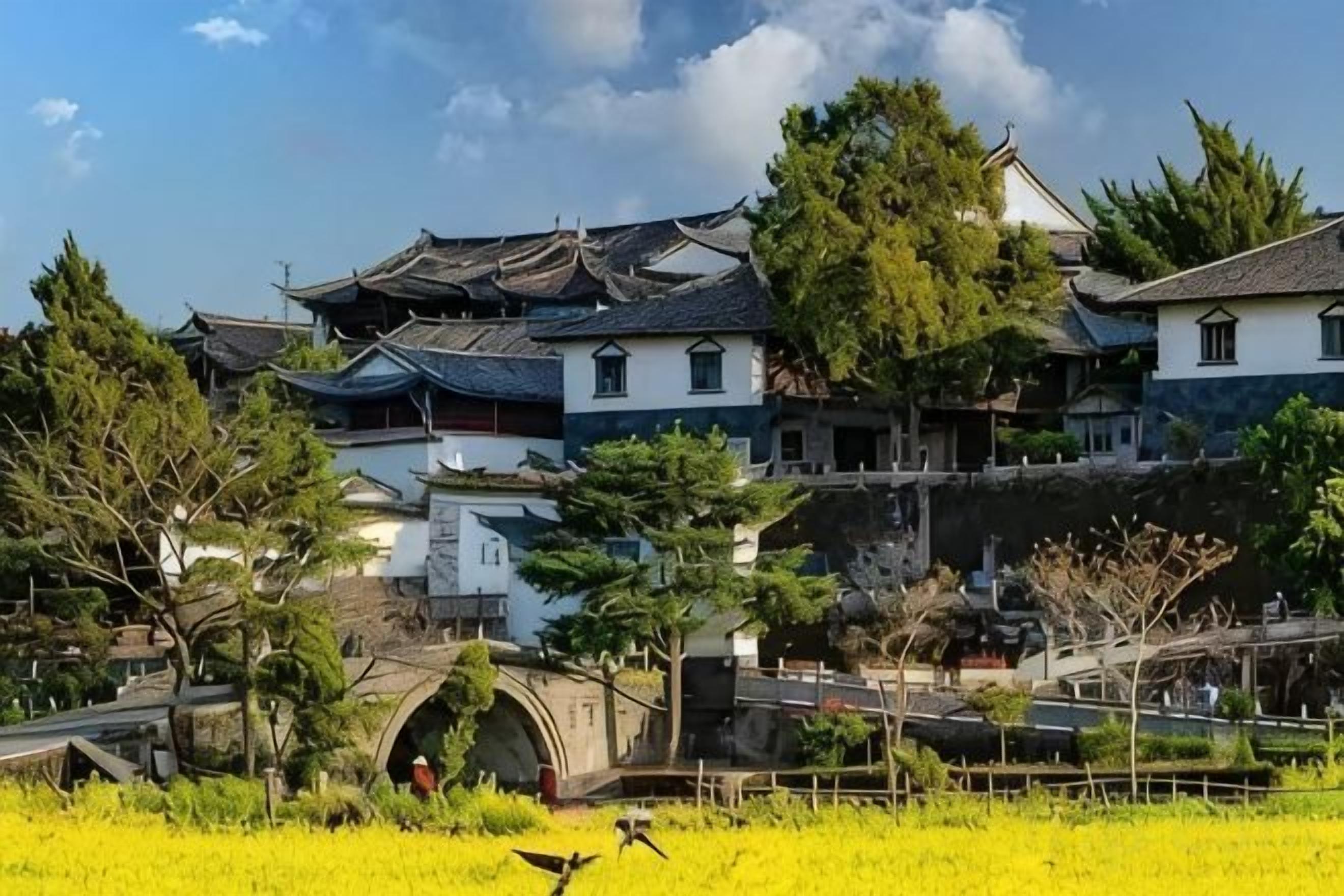 Un bâtiment traditionnel à plusieurs étages, avec un pont à l’avant.