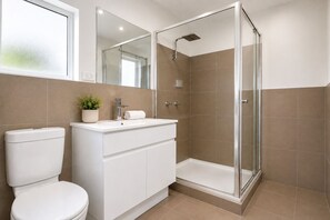 Een douche, een haardroger, handdoeken