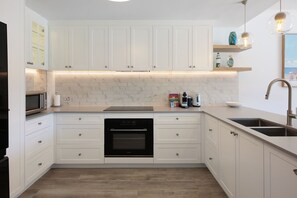 Kitchen - Tranquil Waterfront Retreat | Broadbeach Waters (Broadbeach Waters)