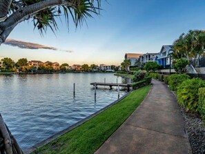 🌿 John Davidson Park & Canal Walks - Tranquil Waterfront Retreat | Broadbeach Waters (Broadbeach Waters)