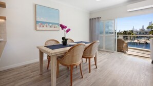 Dining - Tranquil Waterfront Retreat | Broadbeach Waters (Broadbeach Waters)