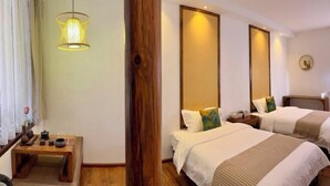 A hotel room with two beds, a wooden bench, a hanging light fixture, and a mirror on the wall. - Huiyuanlou Inn (Jianshui Ancient City Zhujia Garden Branch) (Jianshui)