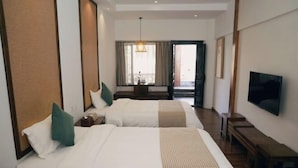 A hotel room with two beds, a television, and a view of the outdoors. - Huiyuanlou Inn (Jianshui Ancient City Zhujia Garden Branch) (Jianshui)