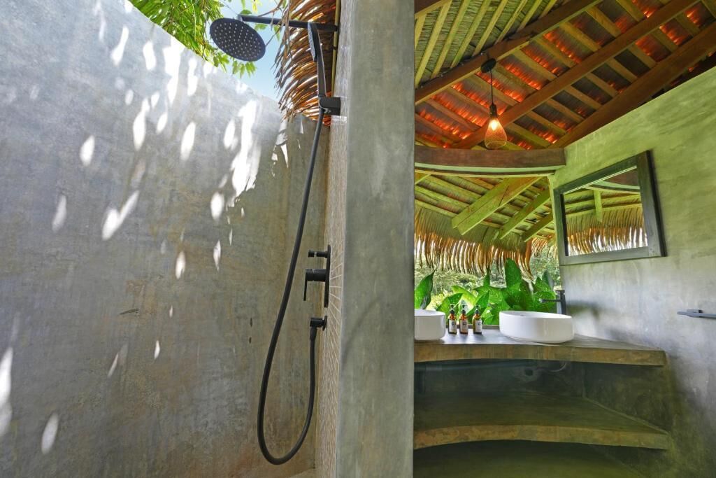 Ein Badezimmer mit Dusche, Waschbecken und Spiegel.