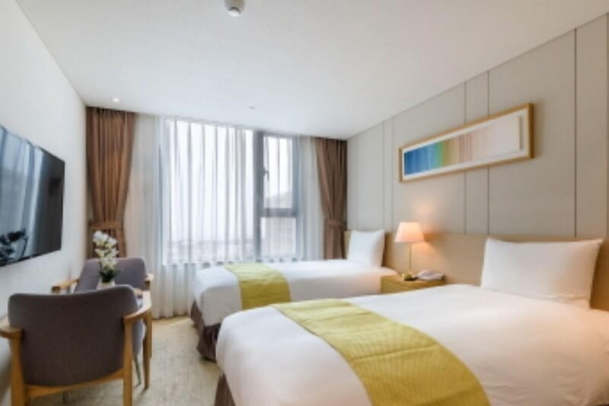 Standard Twin Room, Partial Ocean View