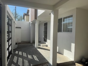 A narrow corridor with a tiled floor, white walls, and a window on the right. - Marvelous 4-bedroom house in Tijuana, perfect for your getaway close to playas (Tijuana)