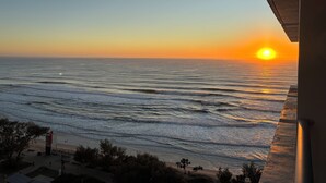 Beach - Surfers Chateau (Surfers Paradise)
