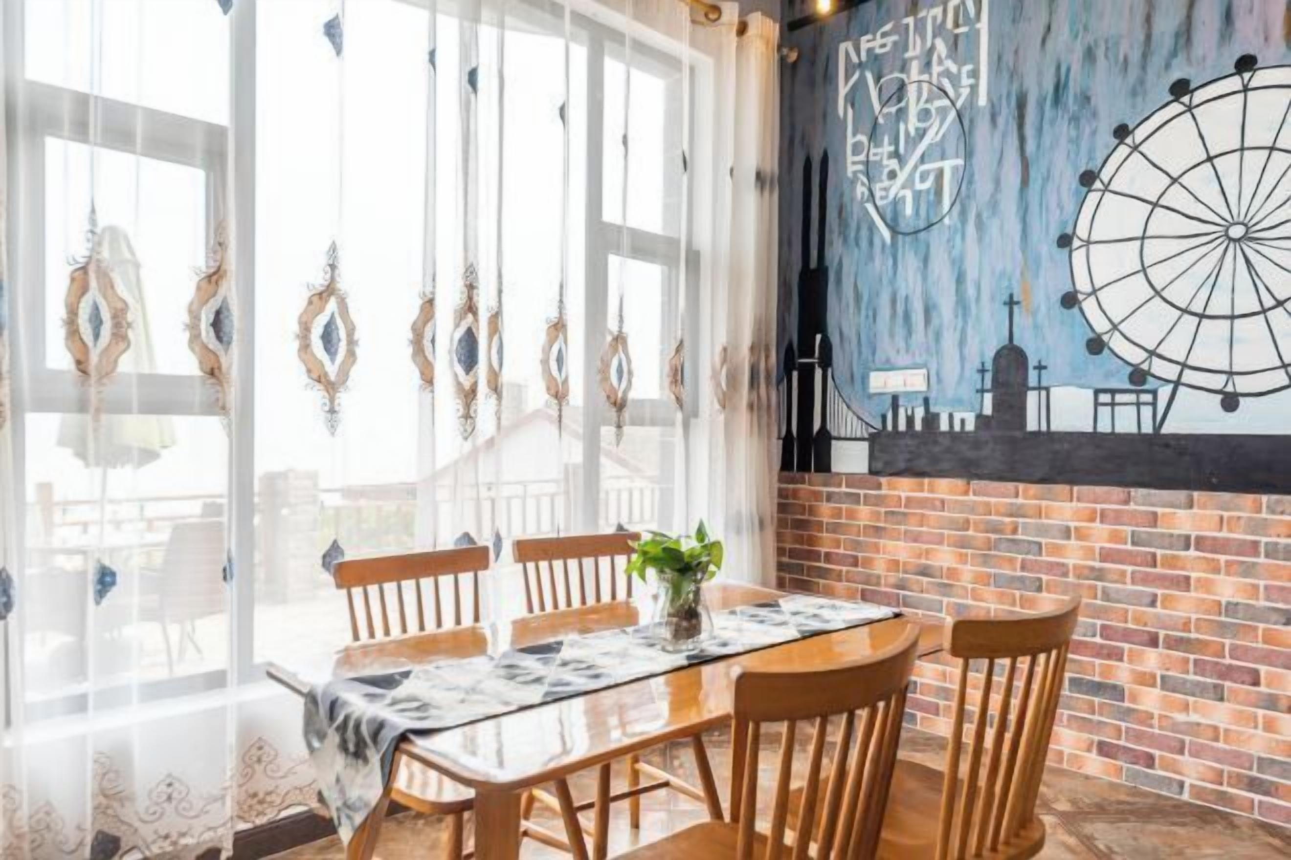 Un comedor con mesa y sillas, un mural en la pared y un ventanal con cortinas decorativas.