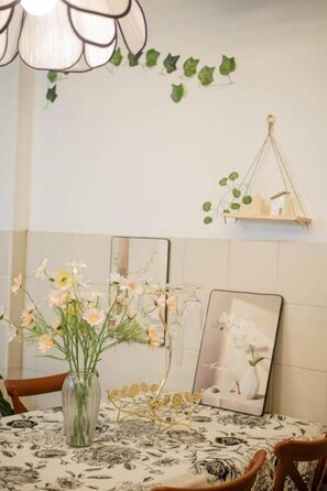 Chambre Classique avec lits jumeaux, balcon, vue jardin | Restauration