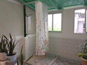 Chambre Simple, balcon, vue jardin | Salle de bain