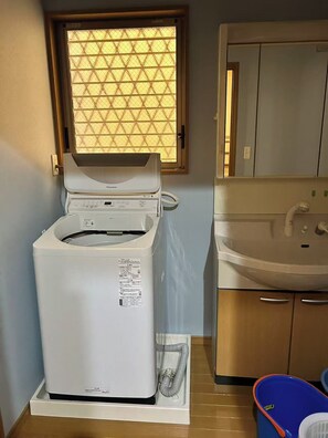 Haartrockner, Bidet, Handtücher, Seife