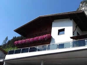 A building with a balcony, a window, and a flower box. - Zuppinger by Interhome (Mayrhofen)