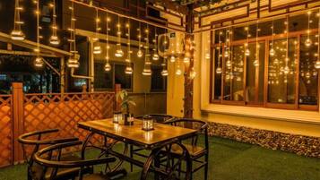 Khu ẩm thực ngoài trời