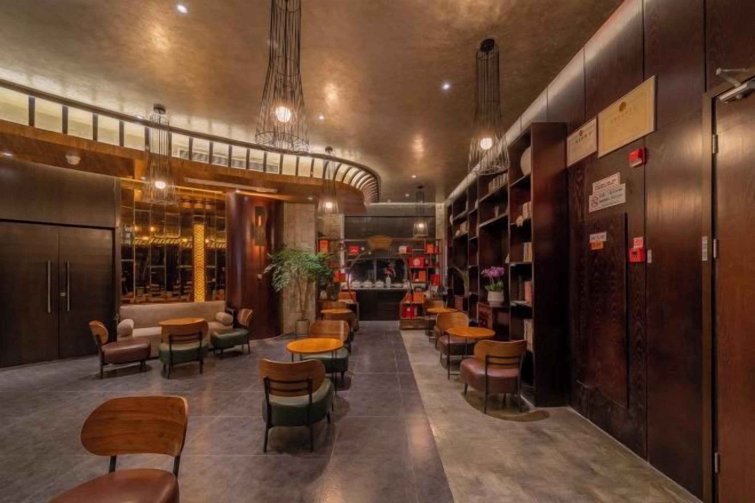 Um hall amplo com áreas de estar, balcão de recepção e bar.