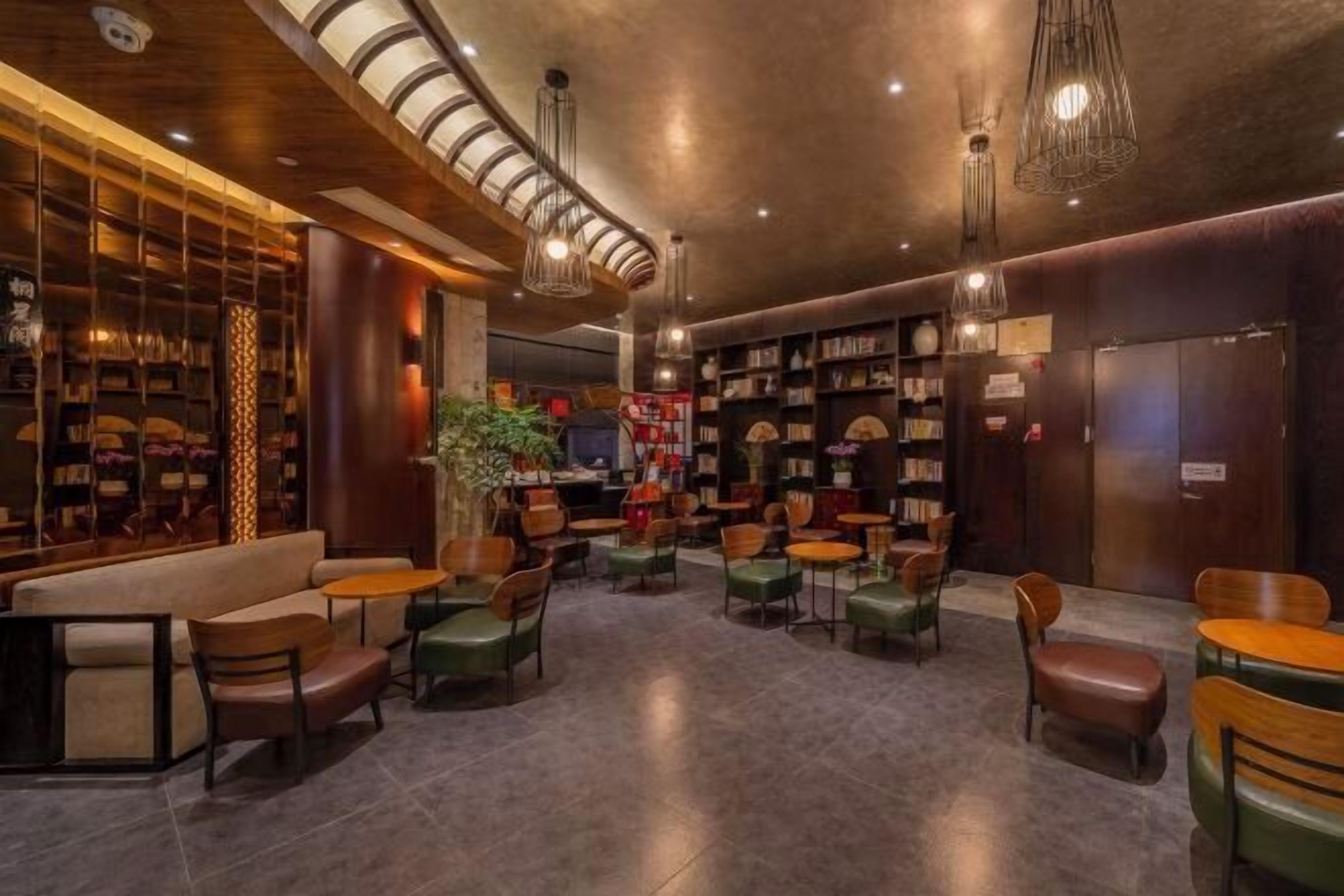 Um espaço interior moderno com área de estar, estantes e um bar.