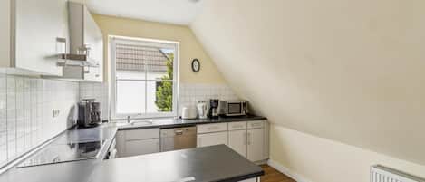 Coffee/tea maker, fridge, oven, stovetop