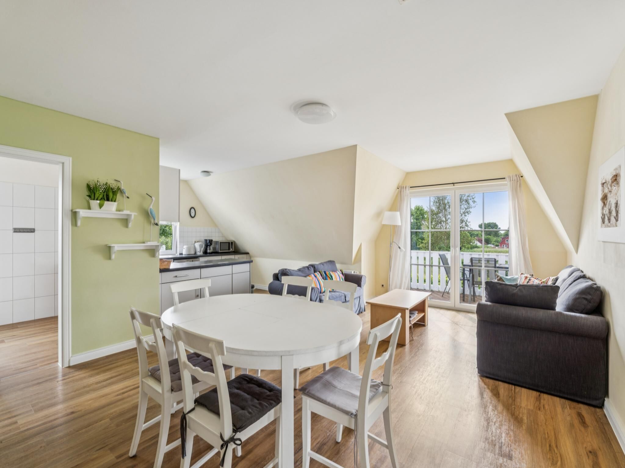 Eine moderne Wohnung mit Essbereich, Küche und Wohnraum.