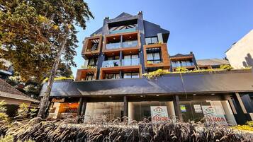 A multi-story building with balconies, a flat roof, and signage for Rossi Administrative.
