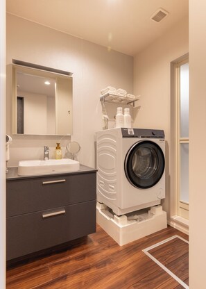 Appartement Familial | Salle de bain | Baignoire et douche séparées, sèche-cheveux, serviettes fournies