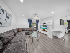 Living area - Luxurious Waterfront Property with Private Lagoon (Wilton Manors)