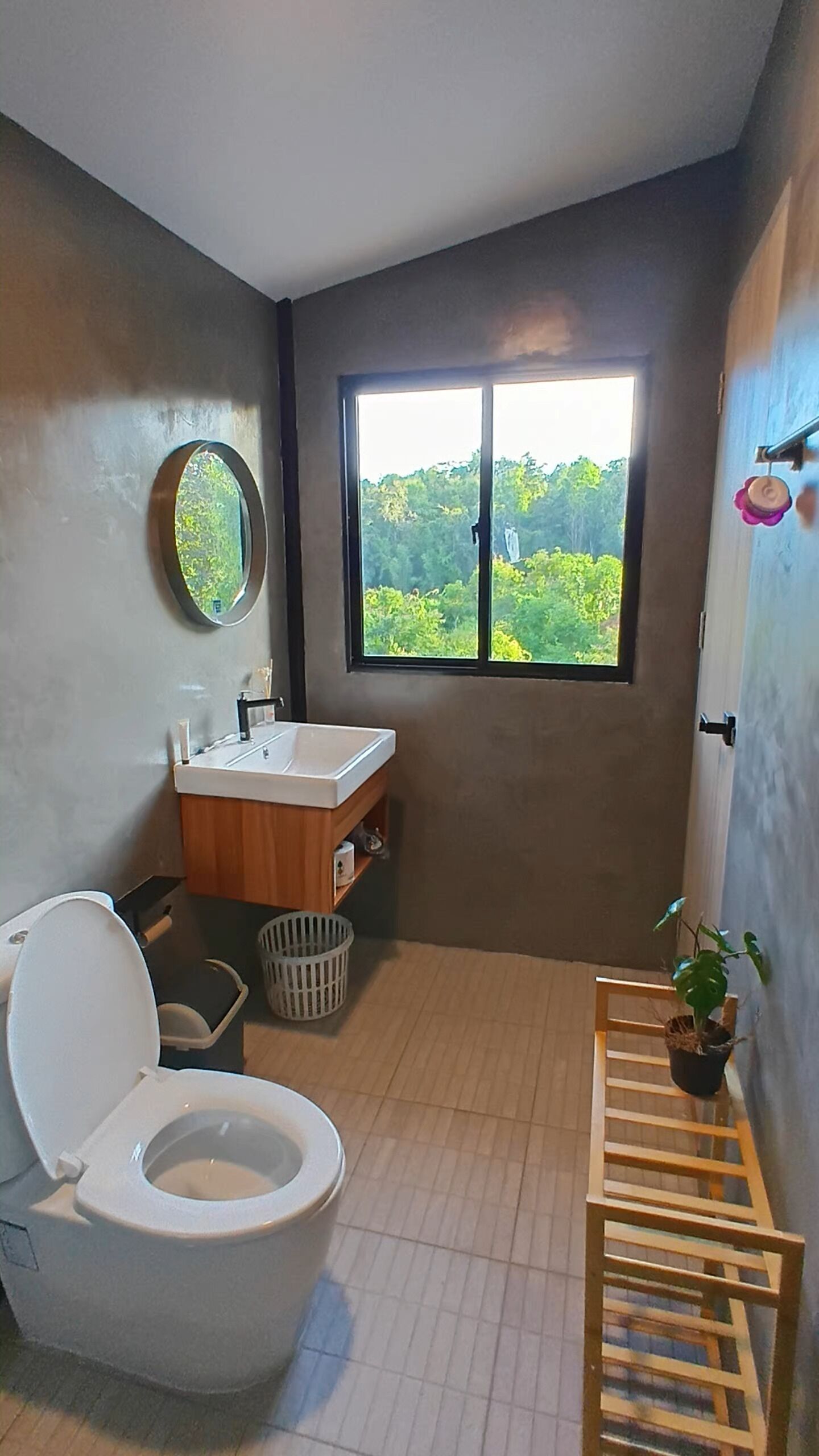 Un bagno con il water, un lavandino e una finestra.