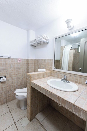 Bathroom - Torreblanca Beach Hotel and Suites Guayabitos - Desayuno y Comida (Rincón de Guayabitos)
