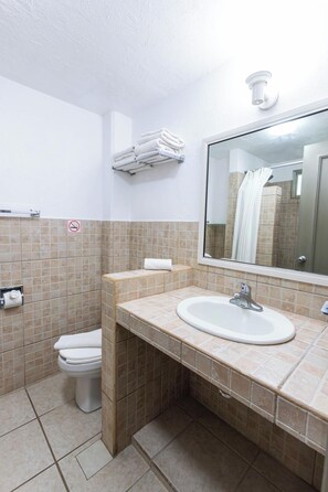 Bathroom - Torreblanca Beach Hotel and Suites Guayabitos - Desayuno y Comida (Rincón de Guayabitos)