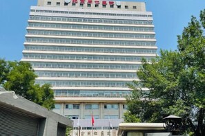 A multi-story building with a flat facade and numerous windows. - Joyinn Hotel (Beijing Tongren Hospital Chong Wen Men Subway Station ) (Beijing)