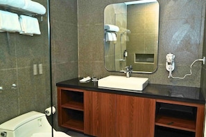 Bathroom - Azana Garden Hill Resort (Blora)