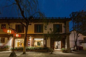 A traditional building with a courtyard, a restaurant entrance, and a visible sign. - Youdu Inn (Dali City)