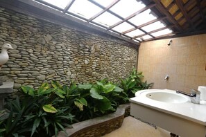 Standard Double Room, Balcony, Garden View | Bathroom - Sagitarius Inn Ubud (ubud)