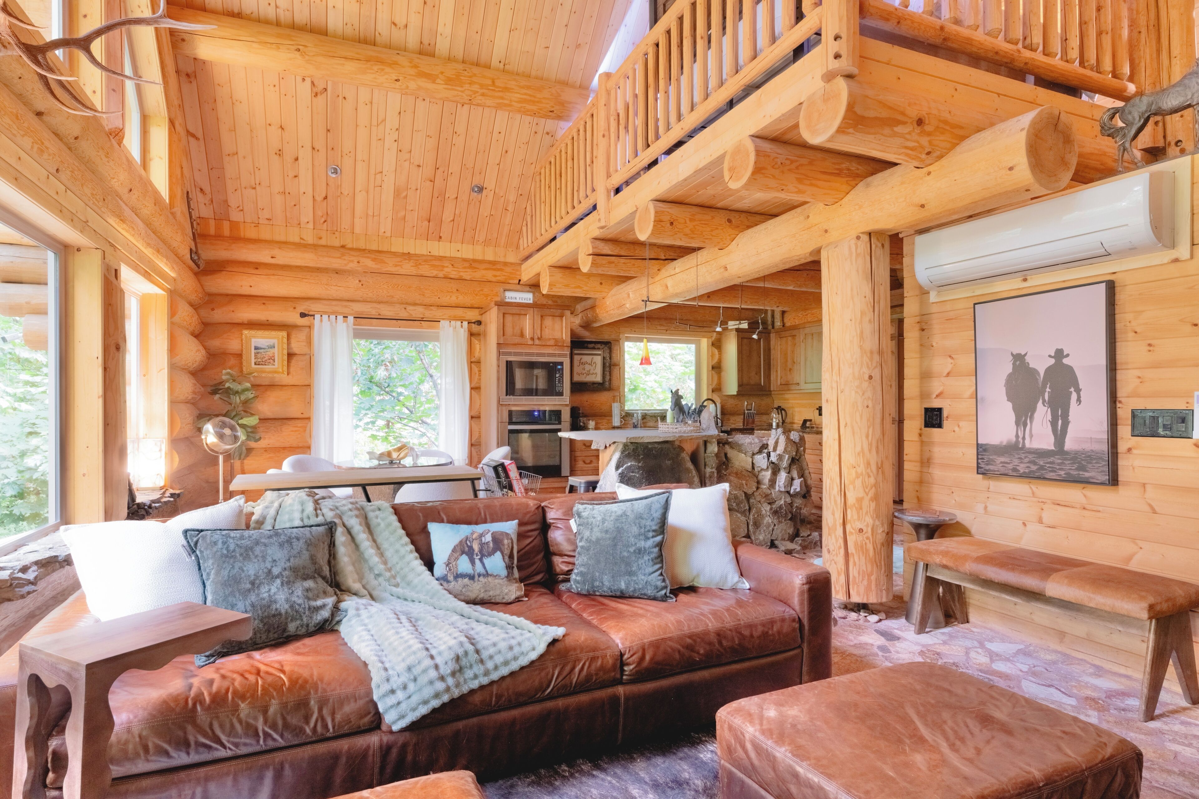 L’intérieur d’une cabine est doté d’un plafond en bois, d’un canapé en cuir, d’une table à manger et d’un coin cuisine.