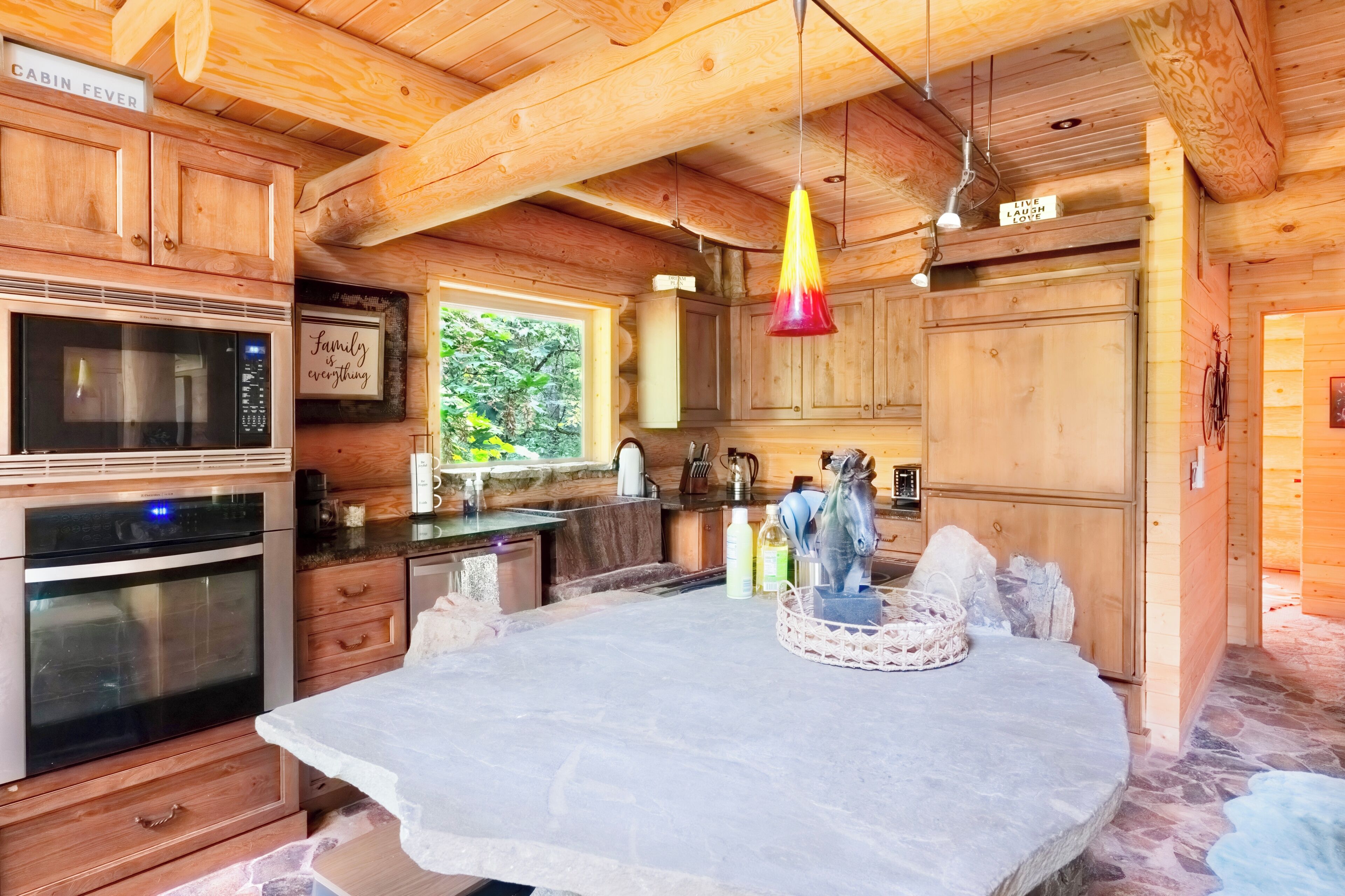 L’intérieur d’une cabine comprend un coin cuisine doté de meubles en bois, d’un four à micro-ondes, d’un four traditionnel et d’un grand îlot central orné d’une sculpture de cheval.
