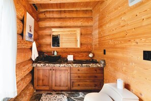 Shower, hair dryer, towels, soap - Luxury Log Cabin Escape Sauna & Epic Views (La Center)
